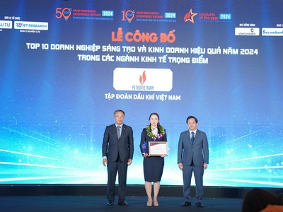 Đại diện Tập đoàn Dầu khí Việt Nam (đứng giữa) nhận Chứng nhận Top 10 doanh nghiệp sáng tạo và kinh doanh hiệu quả Việt Nam trong các ngành kinh tế trọng điểm năm 2024