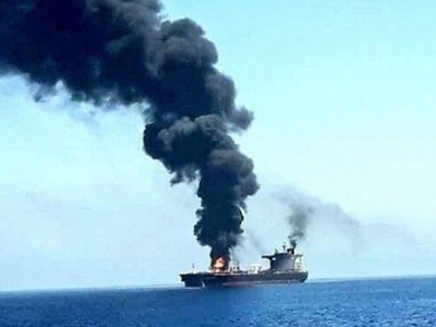 Con tàu bị lực lượng Houthi tấn công trên Biển Đỏ. (Ảnh: IRNA/TTXVN)