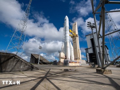Tên lửa Ariane 6 được đặt vào bệ phóng tại sân bay vũ trụ châu Âu ở Kourou, Guiana (Pháp), ngày 22/6/2023. (Ảnh: AFP/TTXVN)