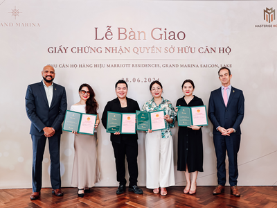 Đại diện Masterise Homes bàn giao sổ hồng các căn hộ hàng hiệu Marriott đầu tiên. Ảnh: Masterise Homes