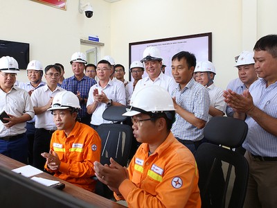 Lãnh đạo EVN, EVNNPT và các đơn vị liên quan chứng kiến thời khắc đóng điện Đường dây 500kV Thanh Hóa - Nam Định 