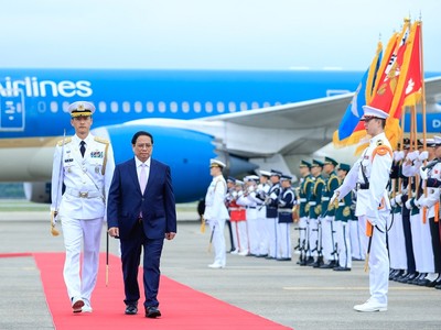 Thủ tướng duyệt Đội danh dự, gồm đại diện các lực lượng của quân đội Hàn Quốc. Ảnh: Nhật Bắc