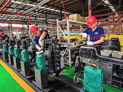 Công nhân làm việc trên dây chuyền lắp ráp động cơ tại một nhà máy sản xuất động cơ ở thành phố Thanh Châu, tỉnh Sơn Đông, Trung Quốc. Ảnh: AFP