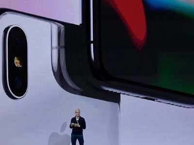 Giám đốc điều hành Apple Tim Cook phát biểu trong buổi ra mắt iPhone X vào ngày 17/9/2017. Ảnh: Getty Images