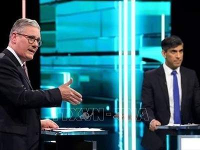 Thủ tướng Anh Rishi Sunak (phải) và lãnh đạo Công đảng Keir Starmer trong cuộc tranh luận trực tiếp đầu tiên trên truyền hình, ở Manchester, ngày 4/6/2024. Ảnh: ITV/TTXVN