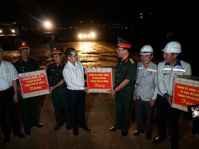 Bí thư Đà Nẵng, ông Nguyễn Văn Quảng thăm và động viên công nhân thi công Dự án cảng Liên Chiểu và Đường ven biển nối cảng Liên Chiểu.