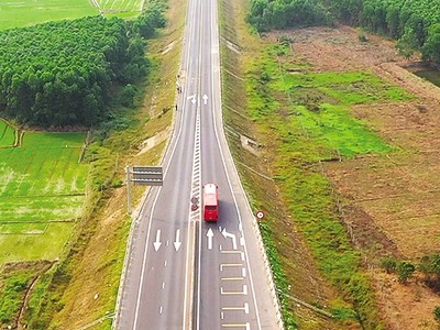 Một đoạn cao tốc Cam Lộ - La Sơn hiện hữu với 2 làn xe. Ảnh: A.M