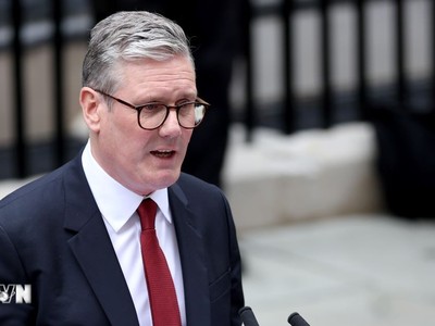 Tân Thủ tướng Anh Keir Starmer phát biểu bên ngoài tòa nhà số 10 phố Dowing, ngày 5/7. (Ảnh: THX/TTXVN)