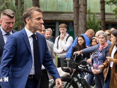 Tổng thống Pháp Emmanuel Macron rời điểm bầu cử Quốc hội ở Le Touquet ngày 30/6/2024. (Ảnh: THX/TTXVN)