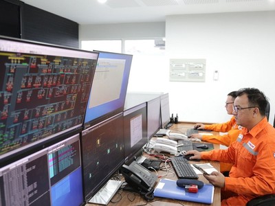 Các kíp trực của EVNHCM theo dõi tình hình vận hành lưới điện. Ảnh: EVNHCM