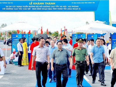 Thủ tướng Chính phủ Phạm Minh Chính cùng các đại biểu tham dự lễ khánh thành tuyến đường. Ảnh: Thanh Tân