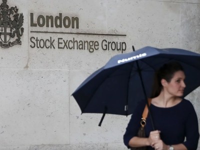 Bên ngoài trụ sở Sàn giao dịch chứng khoán Anh. Ảnh: AFP