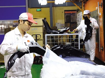 Sản xuất tại Công ty cổ phần Nhựa Hà Nội. Ảnh: Đức Thanh