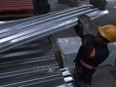 Công nhân làm việc tại nhà máy phân phối thép ở Monterrey, Mexico. Ảnh: Getty Images/TTXVN