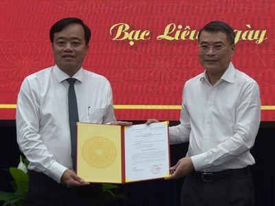 Trưởng Ban tổ chức Trung ương Lê Minh Hưng trao Quyết định cho ông Huỳnh Quốc Việt