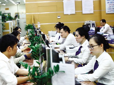 Mặt bằng lãi suất huy động đang biến động mạnh khi hàng chục ngân hàng tăng lãi suất. Ảnh: Đức Thanh