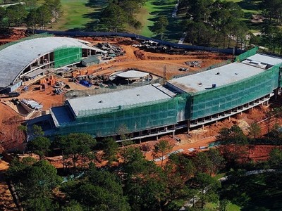 Dự án Tòa nhà câu lạc bộ golf Đồi Cù trở thành tâm điểm của dư luận tại Lâm Đồng trong thời gian qua, khi chủ đầu tư là Công ty cổ phần Hoàng Gia ĐL tự ý xây dựng nhiều hạng mục, công trình quy mô lớn nhưng không phép và sai phép.