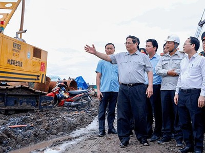 Thủ tướng Phạm Minh Chính kiểm tra tiến độ cao tốc Châu Đốc - Cần Thơ - Sóc Trăng tại huyện Vĩnh Thạnh, TP. Cần Thơ. Ảnh: Nhật Bắc