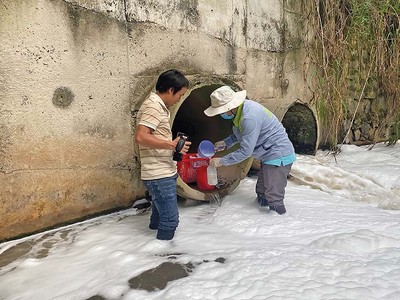 Cơ quan chức năng của tỉnh Bình Phước lấy mẫu nước thải sau xử lý của KCN Minh Hưng - Hàn Quốc (tỉnh Bình Phước) để kiểm tra, kết quả có 2 chỉ số không đạt Ảnh: Văn Sỹ