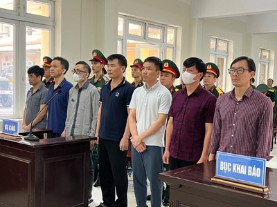 Các bị cáo nghe HĐXX phúc thẩm tuyên án.