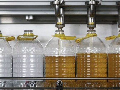 Theo các nhà điều tra, xe tải dùng để vận chuyển dầu ăn, dầu đậu nành và xi-rô ở Trung Quốc đã không được làm sạch sau khi vận chuyển hóa chất lỏng. Ảnh: Reuters