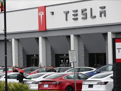 Một phòng trưng bày của Tesla tại California, Mỹ. Ảnh tư liệu: AFP/TTXVN