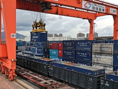 Bốc dỡ container hàng hóa tại cảng Đại Liên. (Ảnh: THX/TTXVN)