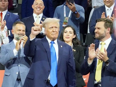 Cựu Tổng thống Mỹ Donald Trump (giữa) tại Đại hội toàn quốc của đảng Cộng hòa ở thành phố Milwaukee, bang Wisconsin ngày 16/7/2024. Ảnh: Kyodo/TTXVN