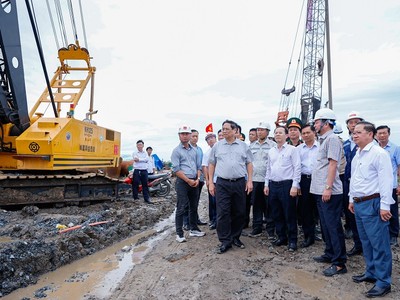 Thủ tướng kiểm tra cao tốc Châu Đốc - Cần Thơ - Sóc Trăng. Ảnh: Nhật Bắc
