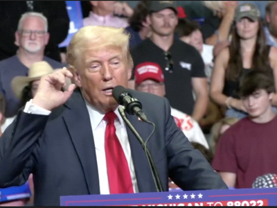 Ứng viên đảng Cộng hoà, cựu Tổng thống Mỹ Donald Trump phát biểu trong cuộc vận động tranh cử ở thành phố Grand Rapids thuộc bang Michigan. Ảnh cắt từ clip của Reuters 