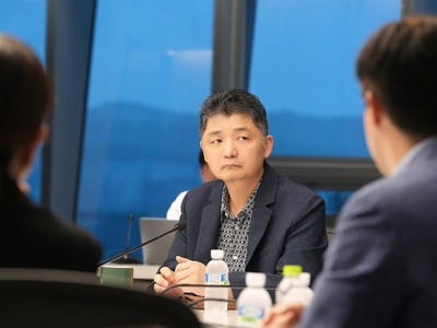 Kim Beom-su trong cuộc họp với các công ty thành viên tập đoàn ở Seoul vào ngày 18 tháng 7. Ảnh: Kakao Corp.