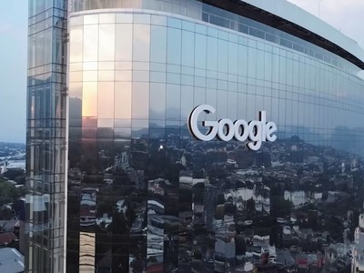 Logo Google gắn trên tòa văn phòng Google tại thủ đô San Salvador, El Salvador. Ảnh: Reuters