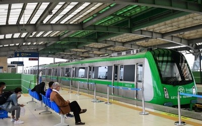 Hành khách chờ tàu tuyến đường sắt Cát Linh - Hà Đông.