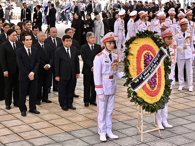 Đoàn Bộ Kế hoạch và Đầu tư do Bộ trưởng Nguyễn Chí Dũng làm trưởng đoàn đã vào viếng Tổng Bí thư Nguyễn Phú Trọng. (Ảnh: MPI)