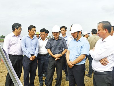 Phó bí thư thường trực Tỉnh ủy Bến Tre Trần Thanh Lâm (thứ hai từ phải qua) khảo sát tiến độ dự án tại huyện Ba Tri