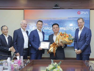 Ông Nguyễn Xuân Hòa, Tổng giám đốc PVI nhận vinh danh cho thành tích của toàn hệ thống PVI năm 2023 từ lãnh đạo Tập đoàn Talanx và HDI Global SE