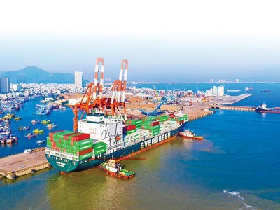 Hạ tầng giao thông của Bình Định khá hoàn thiện, tạo tiền đề thuận lợi cho thu hút đầu tư. Trong ảnh: Cảng Quy Nhơn - cảng biển quốc gia, đầu mối khu vực Ảnh: Dũng Nhân