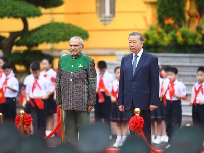 Chủ tịch nước Tô Lâm và Tổng thống Timor-Leste Jose Ramos-Horta trên bục danh dự, nghe quân nhạc cử Quốc thiều hai nước. (Ảnh: Đức Thanh)