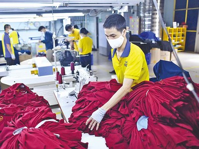 Cùng với việc chuẩn bị nguyên liệu, nhân lực, các doanh nghiệp dệt may đang theo dõi sát tình hình thị trường để chủ động xây dựng kế hoạch sản xuất, kinh doanh