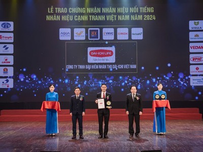 Ông Ngô Việt Phương – Phó tổng giám đốc Kinh doanh Dai-ichi Life Việt Nam nhận giải “Top 10 Nhãn hiệu nổi tiếng Việt Nam 2024” 