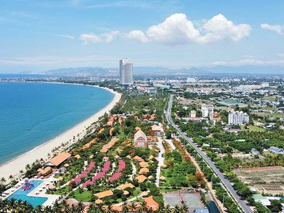 Tuyến đường ven biển qua TP. Phan Rang - Tháp Chàm được mệnh danh là con đường của các khu resort