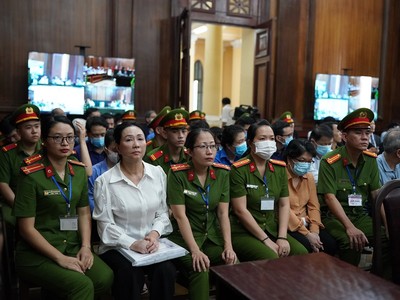 Bị cáo Trương Mỹ Lan (áo trắng) và các bị cáo khác tại tòa trong phiên xét xử ở giai đoạn 1.