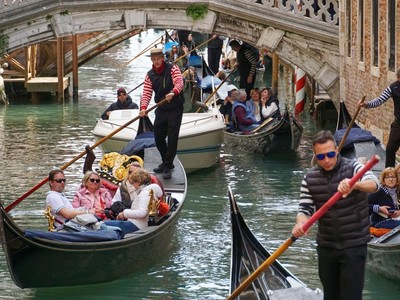 Từ 1/8, Venice giới hạn số lượng thành viên trong mỗi đoàn du lịch chỉ được tối đa 25 người. Ảnh: Getty