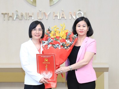 Phó bí thư Thường trực Thành ủy Hà Nội Nguyễn Thị Tuyến trao quyết định và tặng hoa đồng chí Nguyễn Thị Thu Thủy. 
