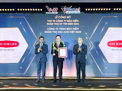 Ông Yoshihito Takahama – Phó Tổng Giám đốc Điều hành kiêm Phó Tổng Giám đốc Hành chính Tổng hợp Dai-ichi Life Việt Nam nhận giải thưởng “Top 10 Công ty bảo hiểm Nhân thọ uy tín 2024” 