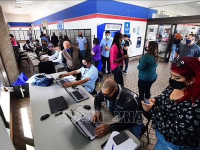 Các ứng viên nộp hồ sơ ứng tuyển tại một hội chợ việc làm ở Los Angeles, bang California, Mỹ. Ảnh: AFP/TTXVN