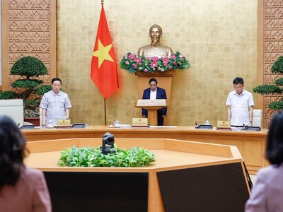 Mở đầu phiên họp, Chính phủ đã dành phút mặc niệm tưởng nhớ Tổng Bí thư Nguyễn Phú Trọng. (Ảnh: Nhật Bắc)