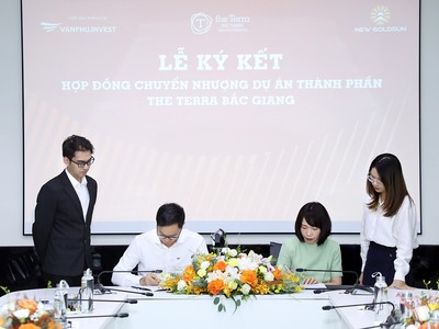 Đại diện Văn Phú – Invest và New Goldsun thực hiện ký kết hợp đồng chuyển nhượng một phần dự án The Terra – Bắc Giang