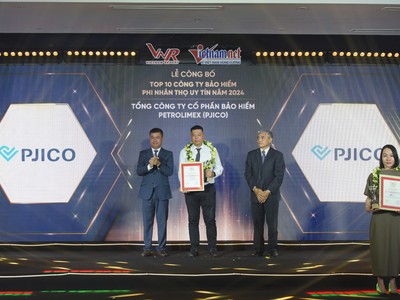Ông Trần Hoài Nam – Phó Tổng Giám đốc PJICO đại diện nhận bằng chứng nhận Top 10 Bảo hiểm Phi nhân thọ Uy tín năm 2024