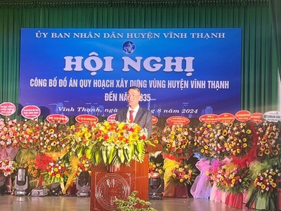 Ông Tô Hiếu Trung, Chủ tịch UBND huyện Vĩnh Thạnh phát biểu tại hội nghị. 